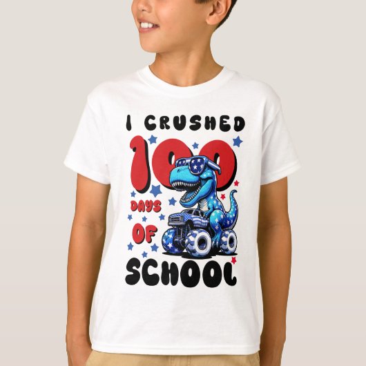 100日を乗り越えた恐竜トラックの子供Tシャツ Tシャツ (正面)