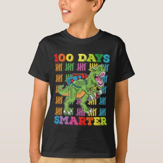 100日を迎えたおめでとう T-Rex 恐竜 100日記念 Tシャツ (正面)