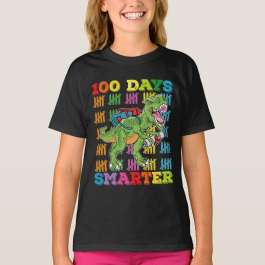 100日を迎えた賢いティラノサウルス 100日記念 学校 Tシャツ (正面)