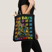 100日を迎えた賢い油圧ショベル 100日目の登校日 トートバッグ (クローズアップ)