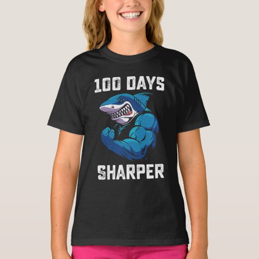 100日シャープシャーク100日目の学校ジム Tシャツ (正面)