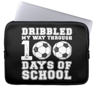 100日学校サッカーでドリブルしまくり ラップトップスリーブ