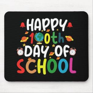 100日目の学校をお祝いする先生と生徒 マウスパッド