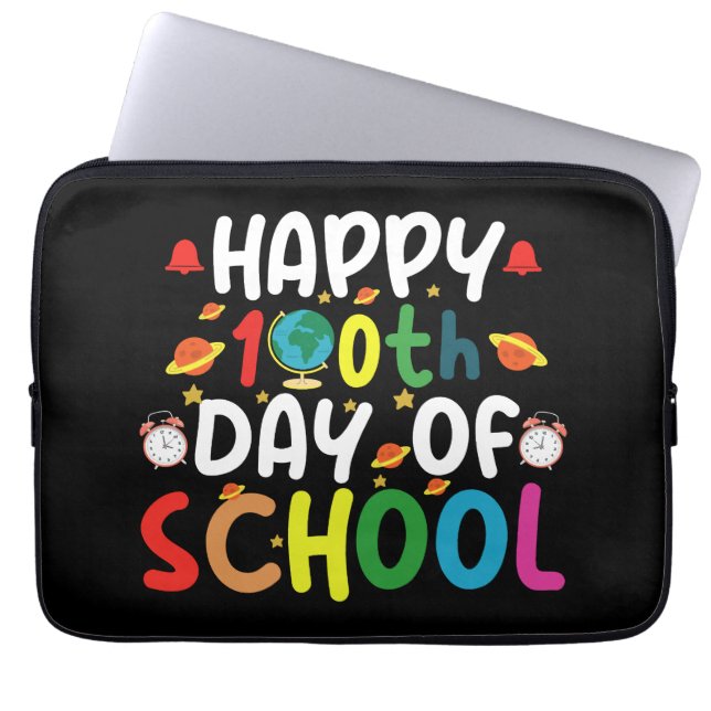 100日目の学校をお祝いする先生と生徒 ラップトップスリーブ (正面)