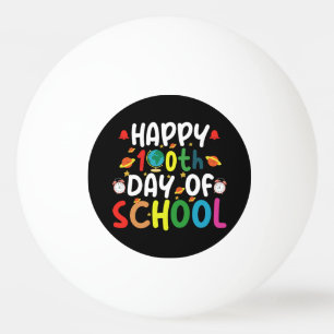 100日目の学校をお祝いする先生と生徒 卓球ボール
