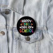 100日目の学校をお祝いする先生と生徒 缶バッジ (インサイチュ)