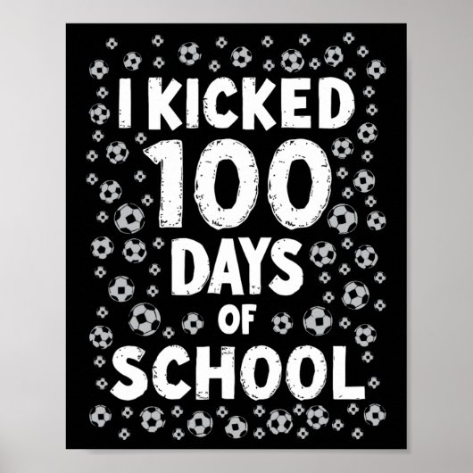 100日目の学校をキックしたサッカーボール 100日おめでとう ポスター (正面)