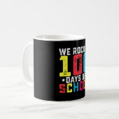 100日目の学校を楽しんだ先生と生徒 コーヒーマグカップ (正面左)