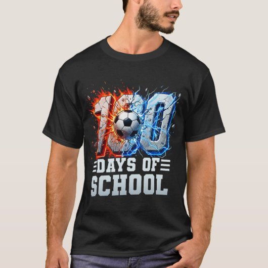 100日目の学校サッカー 100日間の学校生活を迎えた男子 Tシャツ (正面)