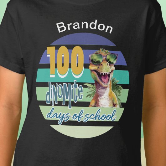 100日目の学校恐竜モノグラム入りデザインの学生服 Tシャツ