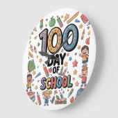 100日目の学校楽しいTシャツ | カラフルな子供たちと ラージ壁時計 (傾斜)