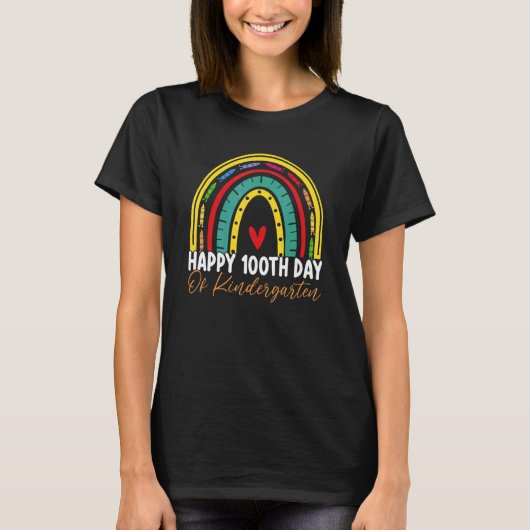 100日目の登校 幼稚園の先生 ボヘミアン 雨 Tシャツ (正面)
