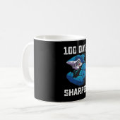 100日鋭いサメ 100日目の学校の体育館 コーヒーマグカップ (正面左)
