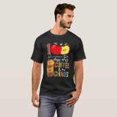100日間のコーヒーとカオス 100日目 学校の先生 Tシャツ (正面フル)