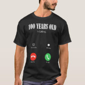 100歳でHappy 100誕生日Famiを呼んでいる Tシャツ (正面)