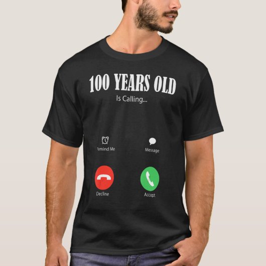 100歳でHappy 100誕生日Famiを呼んでいる Tシャツ (正面)