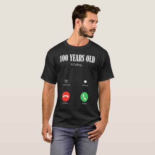 100歳でHappy 100誕生日Famiを呼んでいる Tシャツ (正面フル)