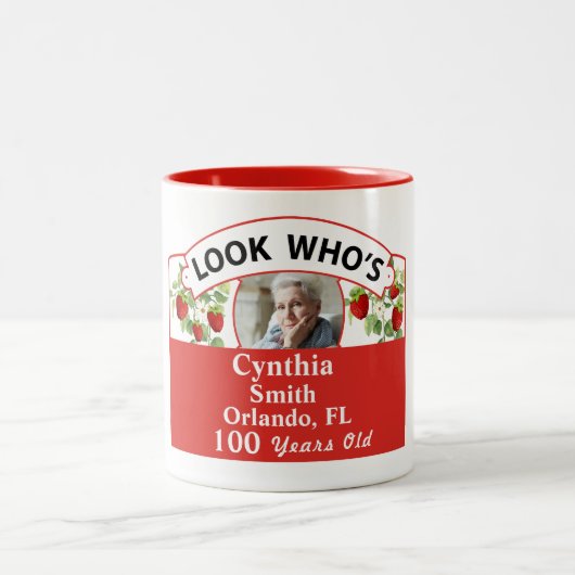 100歳のかわいい赤いイチゴマグカップ ツートーンマグカップ (中央)