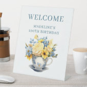 100歳の誕生日おめでとう ティーカップ 黄色い青い花 台座サイン (インサイチュ)