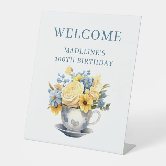 100歳の誕生日おめでとう ティーカップ 黄色い青い花 台座サイン (正面)