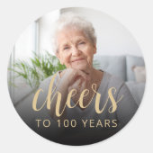 100歳の誕生日パーティーの写真で乾杯 ラウンドシール (正面)