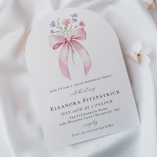 100歳の誕生日パーティー ピンクの蝶リボン ワイルドフラワーのアーチ 招待状