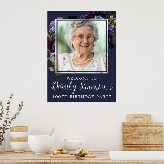 100歳の誕生日 フォト 気品あるパープルの花のウェルカム ポスター (キッチン)