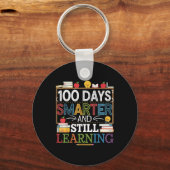 100頭が切れる日と学アパレルOの色 キーホルダー (正面)