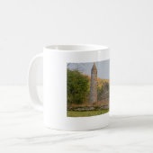 1000歳以上のアイリッシュラウンドタワー コーヒーマグカップ (正面左)