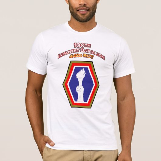 100th歩兵の大隊の肩パッチのTシャツ Tシャツ (正面)