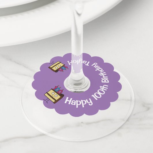 100th蝋燭チョコレートアイシングが付いているお誕生日ケーキ ワイングラスタグ (クローズアップ)