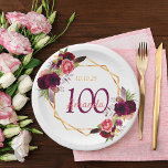 100th誕生日パーティー白いgeoフローラブルゴーニュ ペーパープレート<br><div class="desc">100歳の誕生日パーティーのプレート。シックな白い背景とフェイク金ゴールド幾何学模様。暗い紫飾とブルゴーニュの花、バラとボホスタイルの羽を持つ。名前、年齢100と日付のテンプレート。誕生日又はパーティー日名前は手書スタイルの台本、ピンク色の文字、紫の年齢、黄金の数字の日付と一緒に。</div>