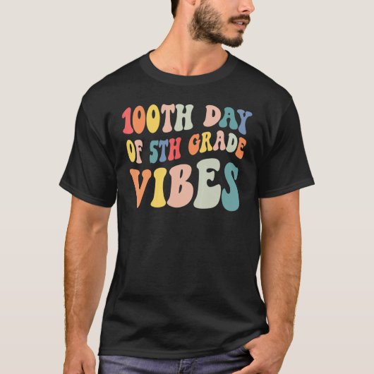 100th Day of Fifth grade Vibes Retro Teacher Happy Tシャツ (正面)