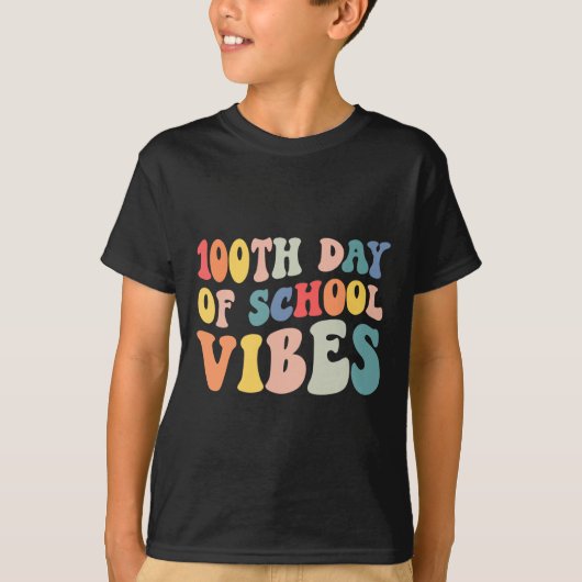 100th Day of School Vibesレトロ先生Kids Happy Tシャツ (正面)