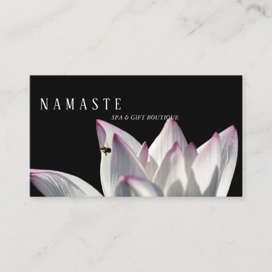 101.光 |ピンクがかった白い蓮の花を黒に© 名刺 (正面)