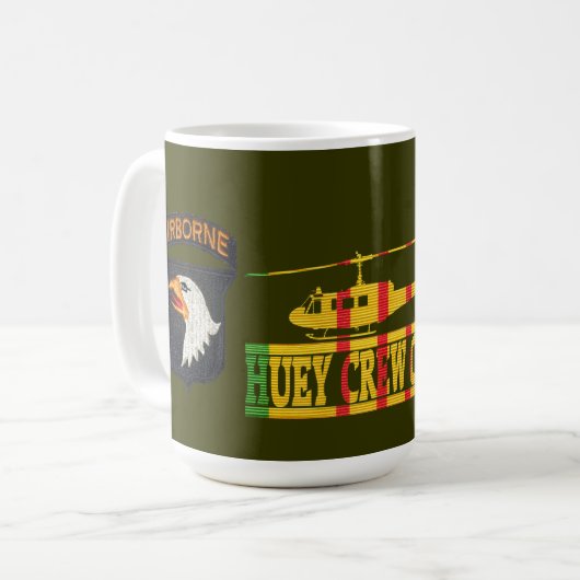 101st空挺師団UH-1 Hueyの乗組員責任者のマグ コーヒーマグカップ (正面左)