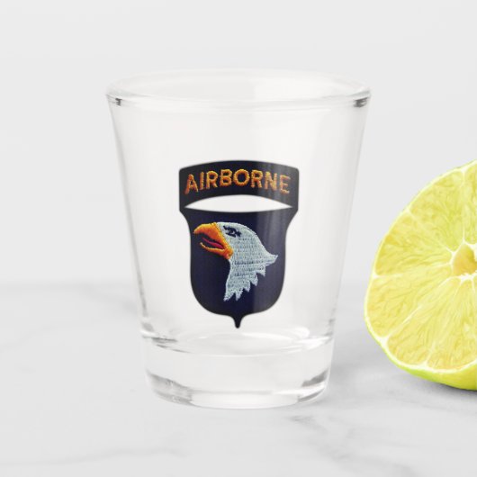 101st ABNの空挺師団のFort Campbellの退役軍人 ショットグラス (正面)