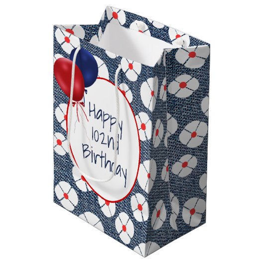 102歳の誕生日風船 花柄デニム生地に白い花と赤い中心と風船,  ミディアムペーパーバッグ (正面アングル)