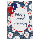 102歳の誕生日風船 花柄デニム生地に白い花と赤い中心と風船,  ミディアムペーパーバッグ (正面)
