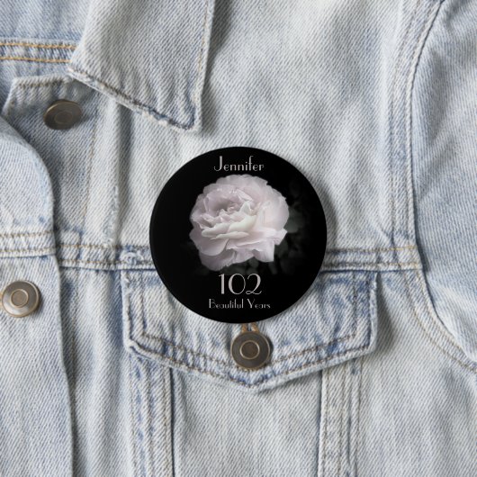 102歳、ピンク淡い色ののローズボタンピン 缶バッジ (インサイチュ)