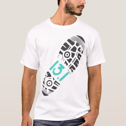 1030-131-Half-Marathon-Runner-Footprint-24961134-1 Tシャツ (正面)