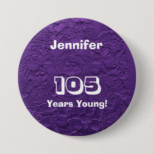 105年の若い紫色の人形誕生日ピンバック 缶バッジ