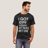 1099得年の問題だが税金は1税ではなおもしろいい Tシャツ (正面フル)