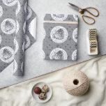 10,11,20,25,70周年結婚記念 ラッピングペーパー<br><div class="desc">ロマンチックで銀色のバラハートのパターンとその記念日のエンブレム結婚。すべてのオリジナルグラフィックスはZazzleでのみ利用可能！注：この包装紙の縫い目でバラハートパターンが正確に合わないことに注意してください。しかし、それは文字に影響を与えるべきではない。:)</div>