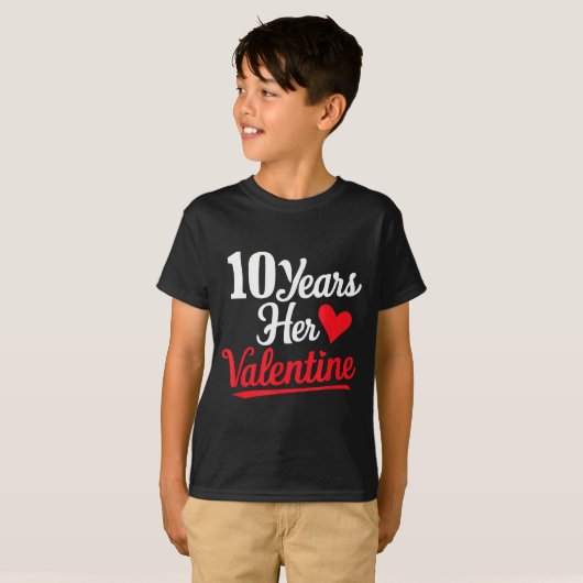 10 Years Her Valentine _ Anniversary Couples Valen Tシャツ (正面フル)