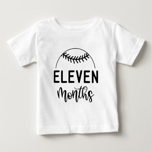 11ヶ月　野球をする赤ちゃんの成長記録 ベビーTシャツ (正面)
