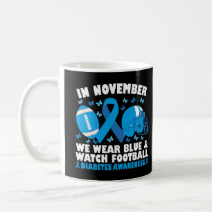 11月に我々は衣服ブルーとサッカーを見る コーヒーマグカップ