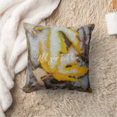 11月の森:雪離れの下に黄色い クッション (ブランケット)