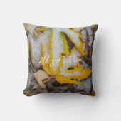 11月の森:雪離れの下に黄色い クッション (正面)