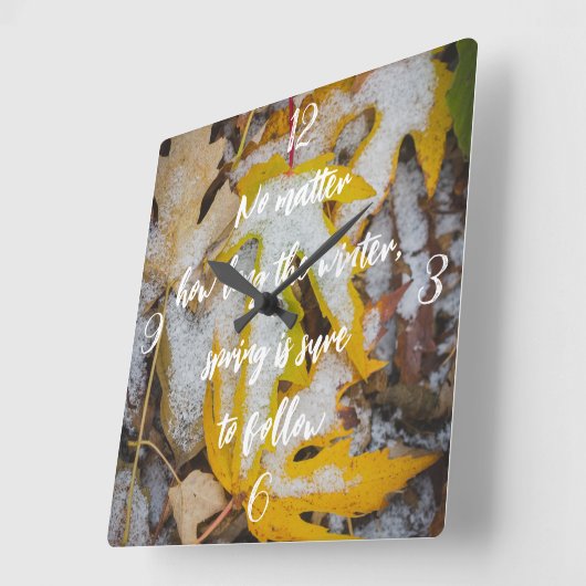 11月の森:雪離れの下に黄色い スクエア壁時計 (傾斜)